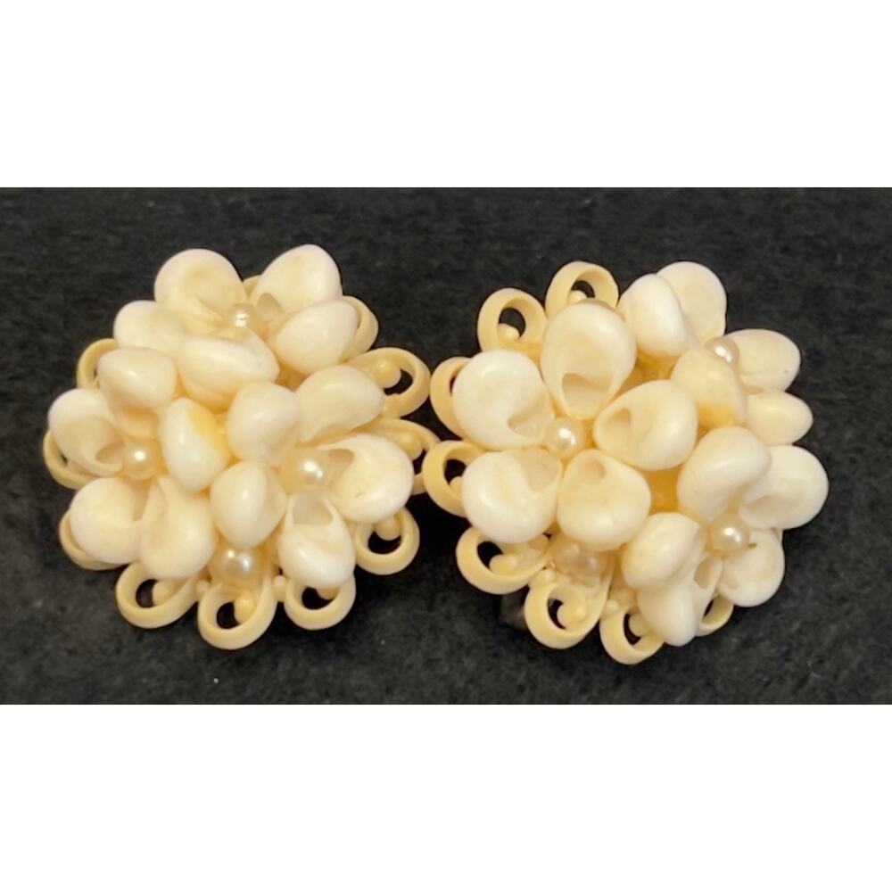 Vintage Shell Cluster Screw Back Earrings Womens Cream Snail Shell Floral Dome